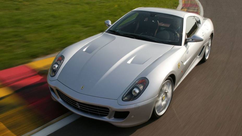 Para segurar tanta potência, a 599 GTB tem tecnologias das pistas, como o F1-Trac e o diferencial de deslizamento limitado | <a href="https://quatrorodas.abril.com.br/carros/impressoes/conteudo_166081.shtml" rel="migration">Leia mais</a>