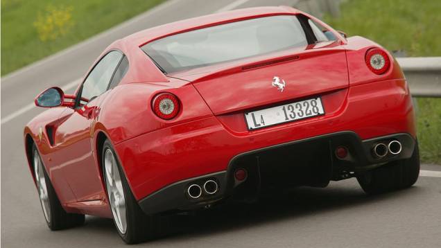 Nesta Ferrari o motor não fica atrás: aqui, só há espaço para malas | <a href="https://quatrorodas.abril.com.br/carros/impressoes/conteudo_166081.shtml" rel="migration">Leia mais</a>