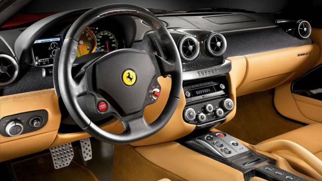 O interior esmerado combina luxo e esportividade | <a href="https://quatrorodas.abril.com.br/carros/impressoes/conteudo_166081.shtml" rel="migration">Leia mais</a> O interior esmerado combina luxo e esportividade | <a href="https://quatrorodas.abril.com.br/carros/impressoes/conteudo_166081.shtml" rel="migration">Leia mais</a>