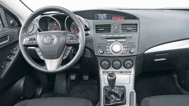 Os comandos do Mazda3 estão à mão, com volante multifunção completo