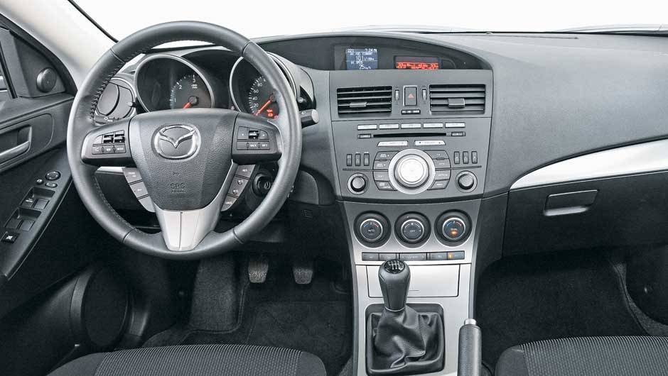Os comandos do Mazda3 est&atilde;o &agrave; m&atilde;o, com volante multifun&ccedil;&atilde;o completo