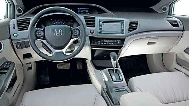Na versão mais cara, a EXS, o Civic vem com sistema Bluetooth, comandos no volante e tela de GPS no console central. Na versão mais cara, a EXS, o Civic vem com sistema Bluetooth, comandos no volante e tela de GPS no console central.