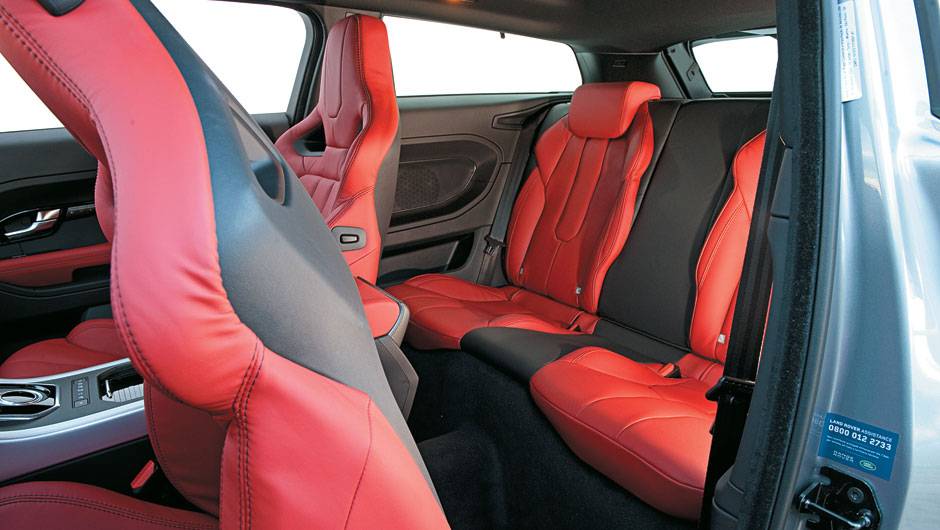 Acesso aos bancos traseiros &eacute; ruim. Coup&eacute; &eacute; ideal para dois.