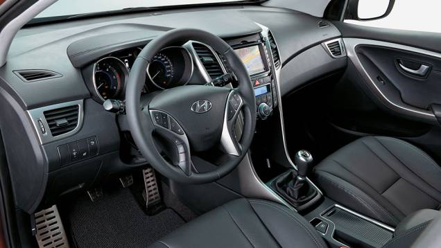 Interior ganhou plásticos de melhor qualidade, acabamentos metalizados no console e no painel das portas e... Interior ganhou plásticos de melhor qualidade, acabamentos metalizados no console e no painel das portas e...