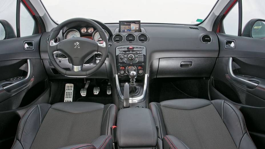 Interior redesenhado, mas ele ainda lembra o anterior. | <a href="https://quatrorodas.abril.com.br/carros/impressoes/peugeot-308-gti-650365.shtml" target="_blank" rel="migration">Leia mais</a>