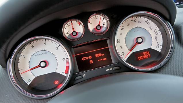 Instrumentos continuam brancos, mas ganharam zonas cinzas. | <a href="https://quatrorodas.abril.com.br/carros/impressoes/peugeot-308-gti-650365.shtml" target="_blank" rel="migration">Leia mais</a> Instrumentos continuam brancos, mas ganharam zonas cinzas. | <a href="https://quatrorodas.abril.com.br/carros/impressoes/peugeot-308-gti-650365.shtml" target="_blank" rel="migration">Leia mais</a>