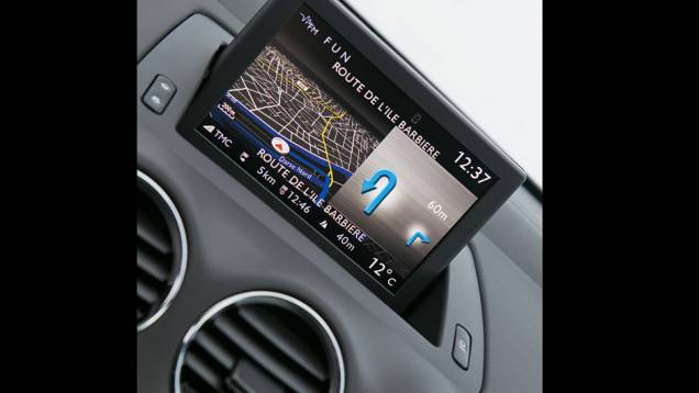 O GPS é independente do rádio MP3... | <a href="https://quatrorodas.abril.com.br/carros/impressoes/peugeot-308-gti-650365.shtml" target="_blank" rel="migration">Leia mais</a>