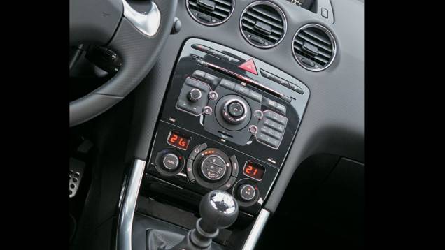 ... com entrada USB e iPod | <a href="https://quatrorodas.abril.com.br/carros/impressoes/peugeot-308-gti-650365.shtml" target="_blank" rel="migration">Leia mais</a> ... com entrada USB e iPod | <a href="https://quatrorodas.abril.com.br/carros/impressoes/peugeot-308-gti-650365.shtml" target="_blank" rel="migration">Leia mais</a>