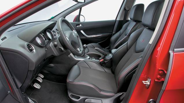 Pedaleira de alumínio e bancos envolventes revestido de couro... | <a href="https://quatrorodas.abril.com.br/carros/impressoes/peugeot-308-gti-650365.shtml" target="_blank" rel="migration">Leia mais</a> Pedaleira de alumínio e bancos envolventes revestido de couro... | <a href="https://quatrorodas.abril.com.br/carros/impressoes/peugeot-308-gti-650365.shtml" target="_blank" rel="migration">Leia mais</a>