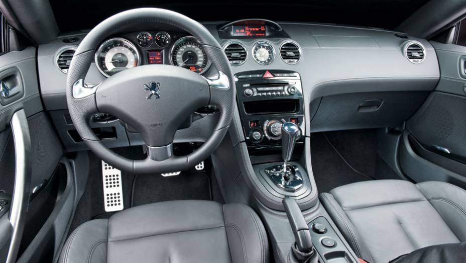 Volante grande destoa do estilo agressivo da carroceria. Telas digitais e comandos são os mesmos aplicados em outros carros da marca.