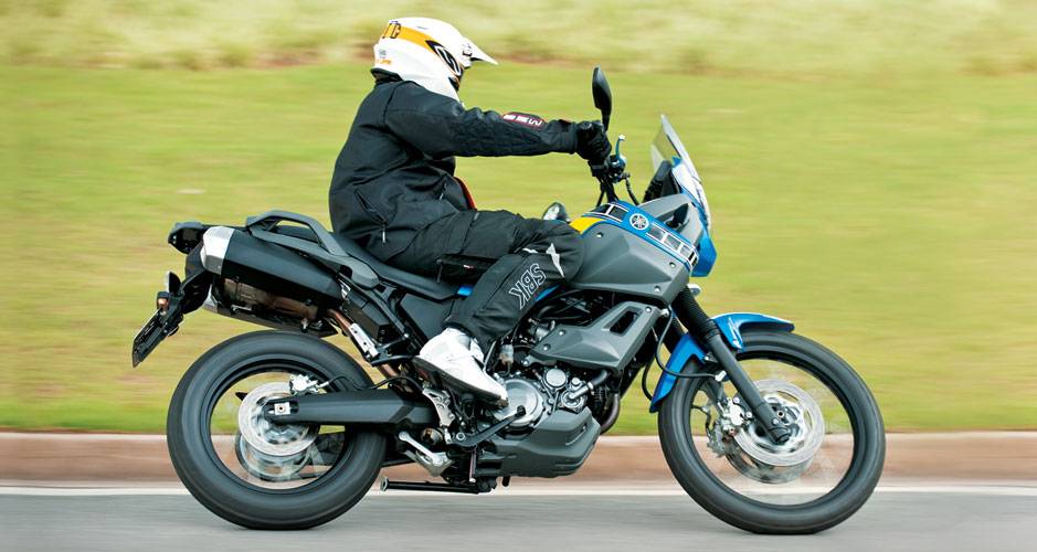 Cara de moto de rali pode causar espanto.
