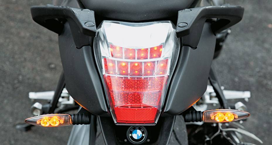 Leds na traseira e alças para garupa e malas.
