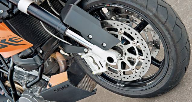 Grifes: freios Brembo e rodas Marchesini. Grifes: freios Brembo e rodas Marchesini.
