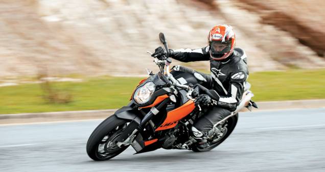 A 990 faz a linha naked esportiva: muita estabilidade. A 990 faz a linha naked esportiva: muita estabilidade.