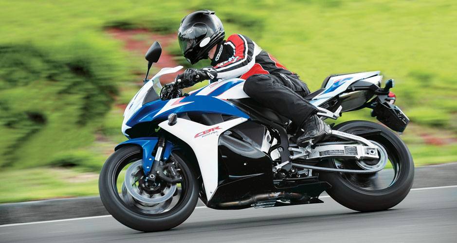 Cockpit oferece postura ideal de competi&ccedil;&atilde;o