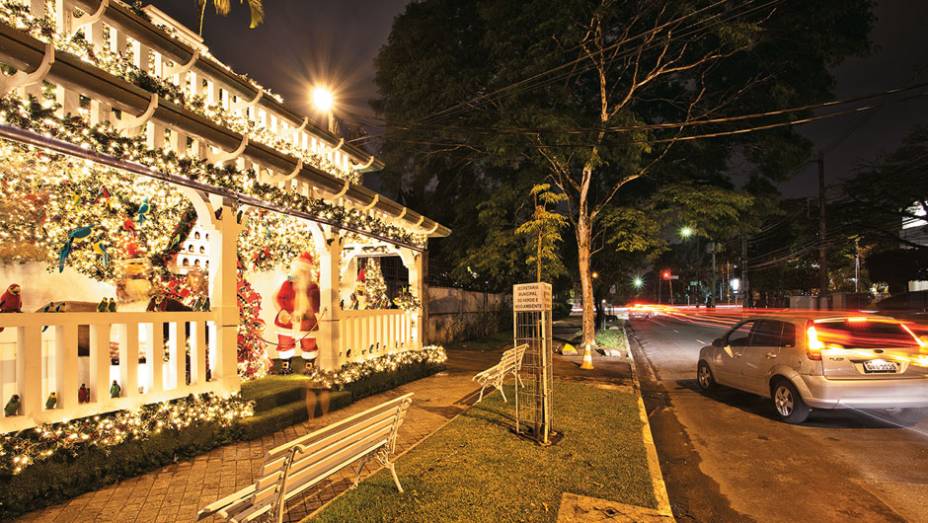 Milhões de luzes decoram vários pontos de São Paulo, como a rua Canadá (Crefisa)...