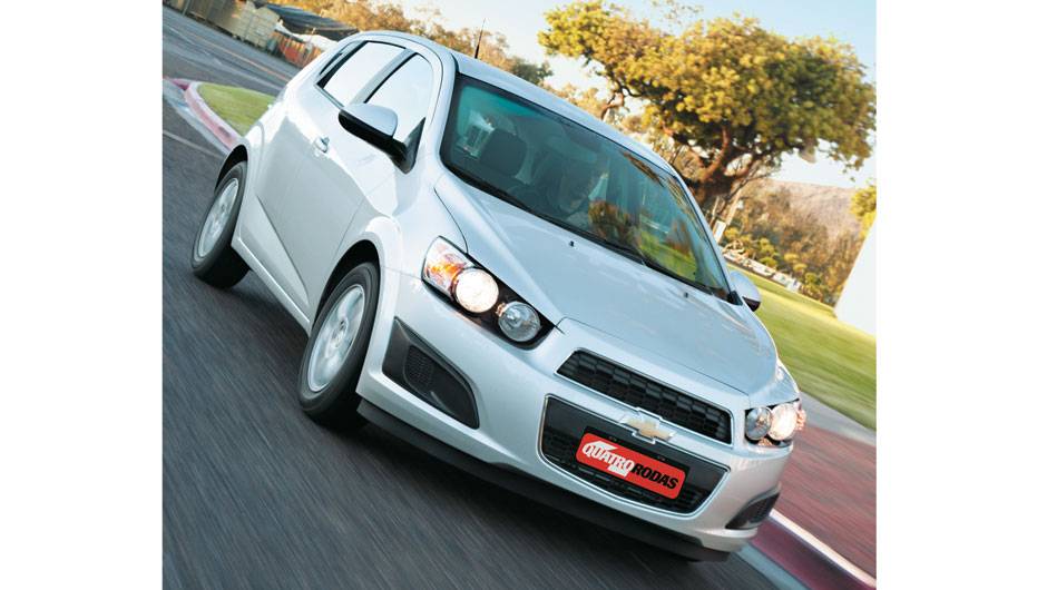 Os quatro far&oacute;is redondos s&atilde;o destaque, na dianteira. | <a href="https://quatrorodas.abril.com.br/carros/chevrolet-sonic-hatch-1-8-ls-655225.shtml" rel="migration">Leia mais</a>