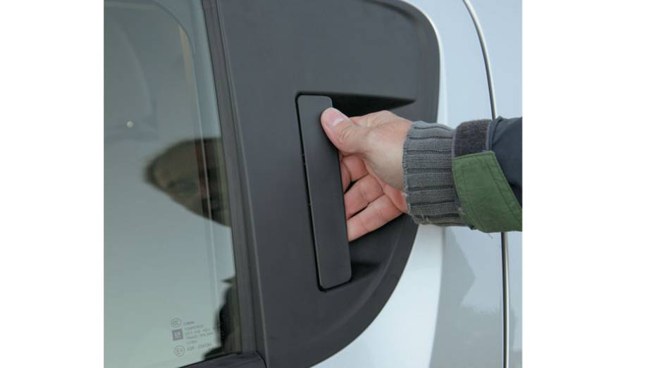 Portas traseiras têm maçanetas embutidas. | <a href="https://quatrorodas.abril.com.br/carros/chevrolet-sonic-hatch-1-8-ls-655225.shtml" rel="migration">Leia mais</a>