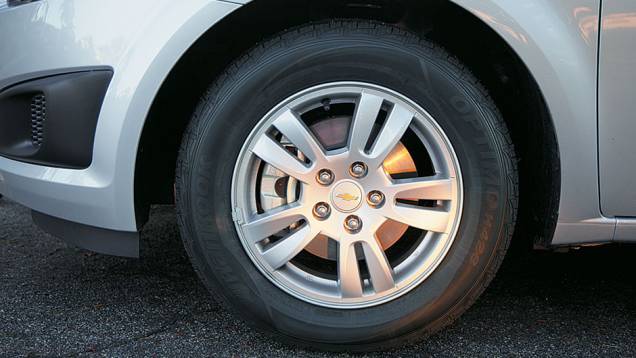 Rodas aro 15 são de alumínio. | <a href="https://quatrorodas.abril.com.br/carros/chevrolet-sonic-hatch-1-8-ls-655225.shtml" rel="migration">Leia mais</a> Rodas aro 15 são de alumínio. | <a href="https://quatrorodas.abril.com.br/carros/chevrolet-sonic-hatch-1-8-ls-655225.shtml" rel="migration">Leia mais</a>