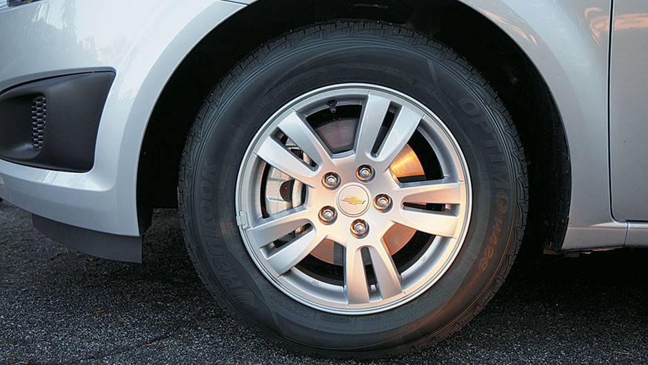 Rodas aro 15 s&atilde;o de alum&iacute;nio. | <a href="https://quatrorodas.abril.com.br/carros/chevrolet-sonic-hatch-1-8-ls-655225.shtml" rel="migration">Leia mais</a>