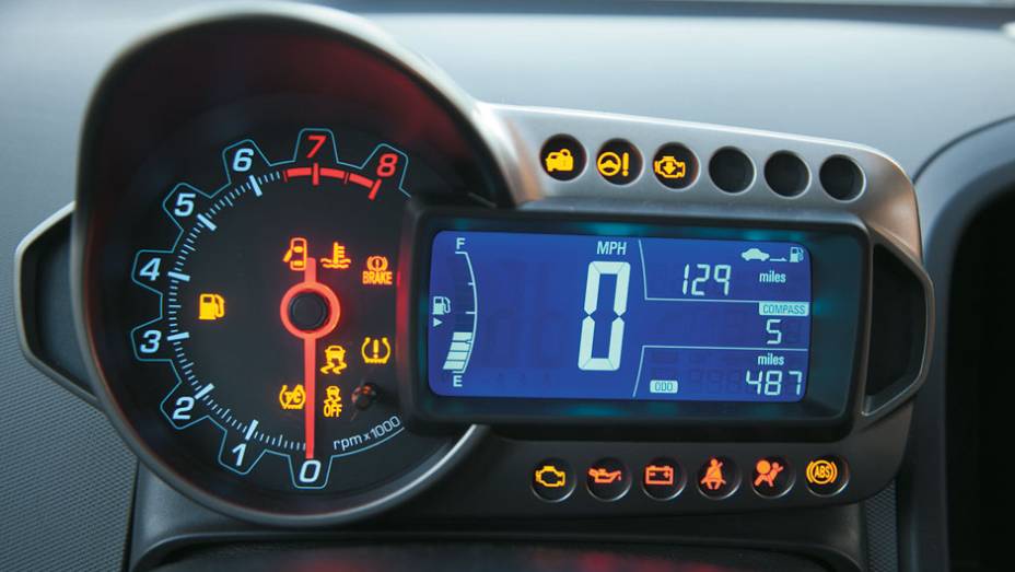 O painel compacto e criativo parece inspirado nas motocicletas esportivas. | <a href="https://quatrorodas.abril.com.br/carros/chevrolet-sonic-hatch-1-8-ls-655225.shtml" rel="migration">Leia mais</a>