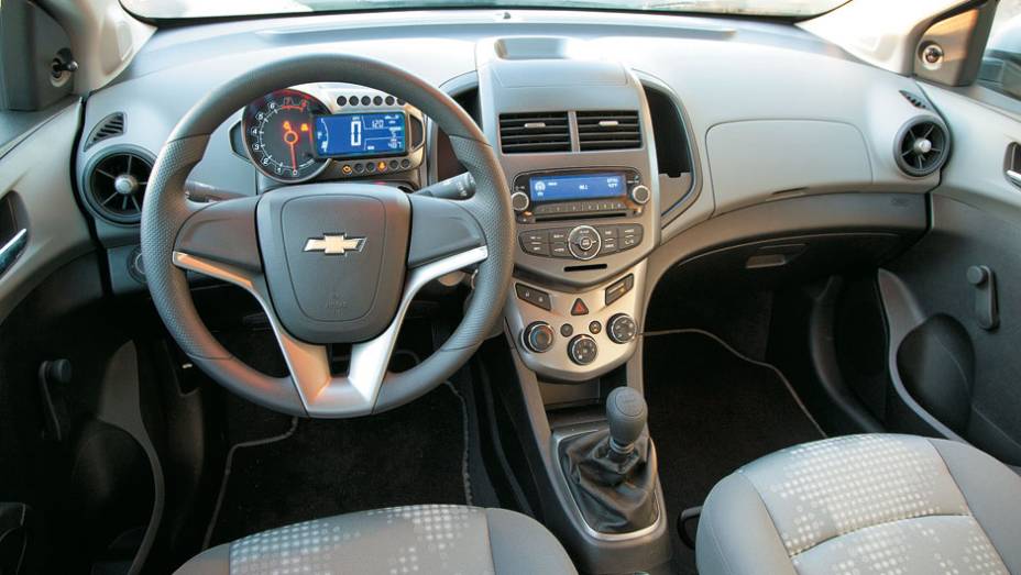 O estilo da cabine pode parecer familiar ao consumidor brasileiro: reúne elementos do Agile, do Cruze e do recém-chegado Cobalt. | <a href="https://quatrorodas.abril.com.br/carros/chevrolet-sonic-hatch-1-8-ls-655225.shtml" rel="migration">Leia mais</a>