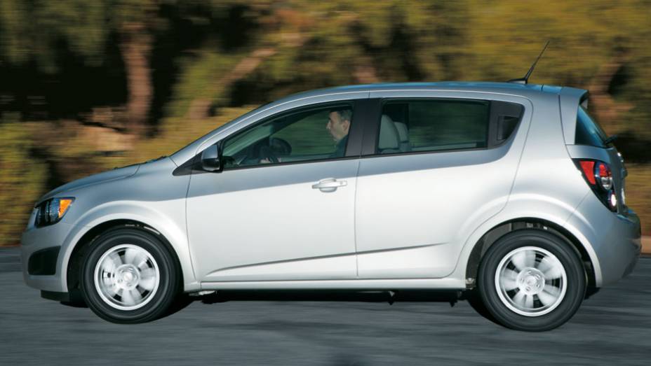 A cabine ocupa quase todo o espaço entre-eixos. | <a href="https://quatrorodas.abril.com.br/carros/chevrolet-sonic-hatch-1-8-ls-655225.shtml" rel="migration">Leia mais</a>