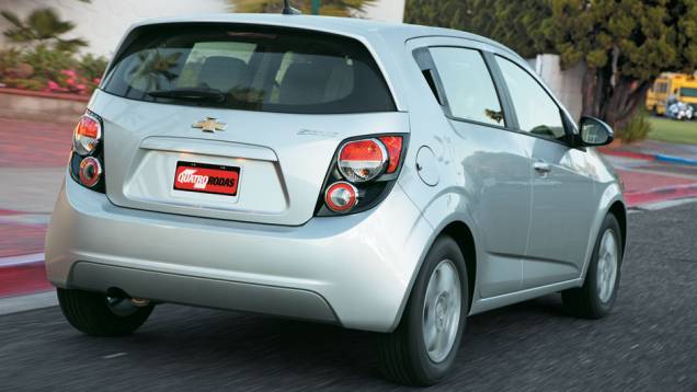 Traseira repete o tema das luzes independentes. | <a href="https://quatrorodas.abril.com.br/carros/chevrolet-sonic-hatch-1-8-ls-655225.shtml" rel="migration">Leia mais</a>