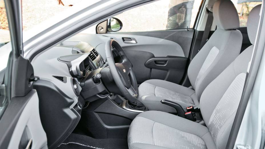 Bancos não são dos mais confortáveis. | <a href="https://quatrorodas.abril.com.br/carros/chevrolet-sonic-hatch-1-8-ls-655225.shtml" rel="migration">Leia mais</a>