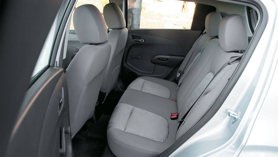 mas há lugar para quatro adultos. | <a href="https://quatrorodas.abril.com.br/carros/chevrolet-sonic-hatch-1-8-ls-655225.shtml" rel="migration">Leia mais</a>