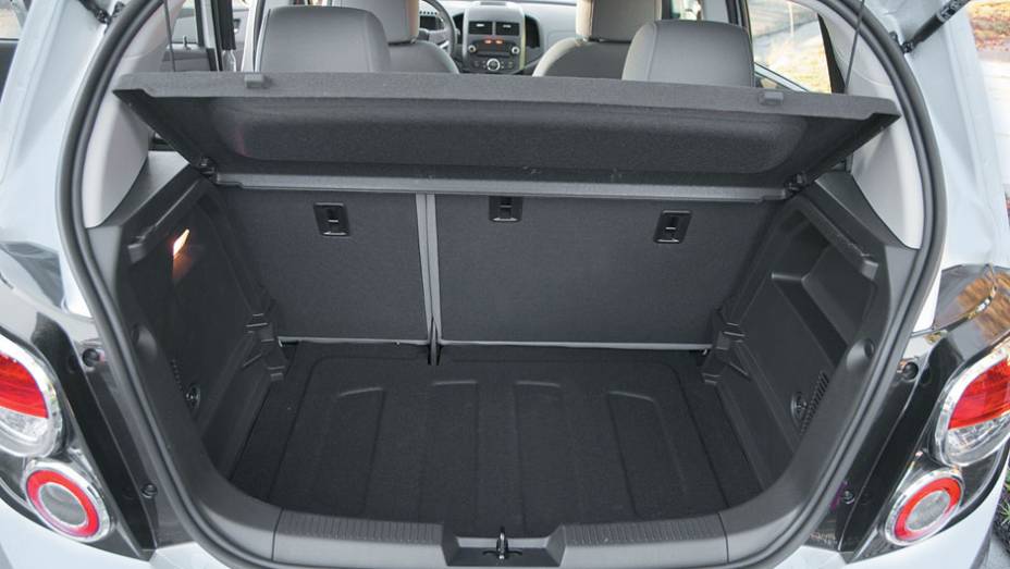 Porta-malas leva 396 litros de bagagem. | <a href="https://quatrorodas.abril.com.br/carros/chevrolet-sonic-hatch-1-8-ls-655225.shtml" rel="migration">Leia mais</a>