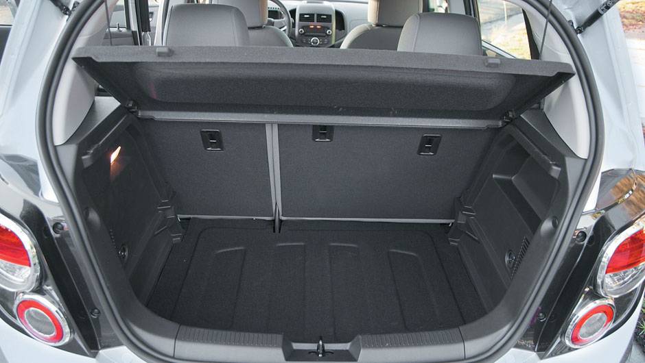 Porta-malas leva 396 litros de bagagem. | <a href="https://quatrorodas.abril.com.br/carros/chevrolet-sonic-hatch-1-8-ls-655225.shtml" rel="migration">Leia mais</a>