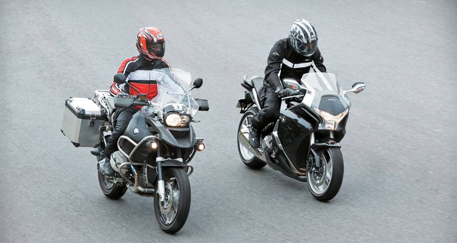 Posi&ccedil;&atilde;o mais confort&aacute;vel na BMW Adventure.
