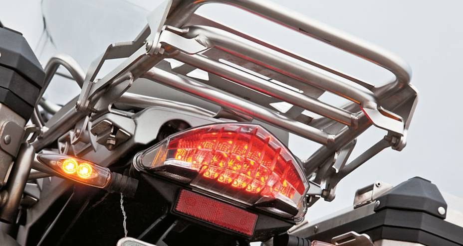 Mais bagageiros e leds na GS Adventure.