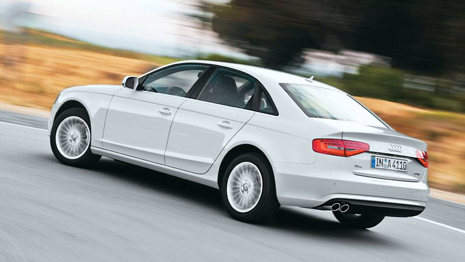 Escape duplo passou a ser de s&eacute;rie no A4. | <a href="https://quatrorodas.abril.com.br/carros/impressoes/audi-a4-676515.shtml" rel="migration">Leia mais</a>