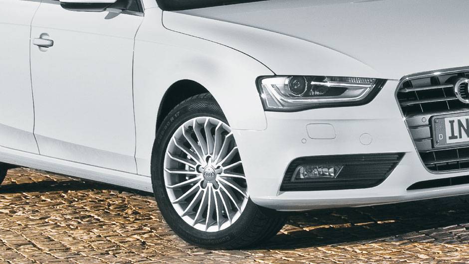 Os far&oacute;is principais incorporam as fileiras de leds... | <a href="https://quatrorodas.abril.com.br/carros/impressoes/audi-a4-676515.shtml" rel="migration">Leia mais</a>