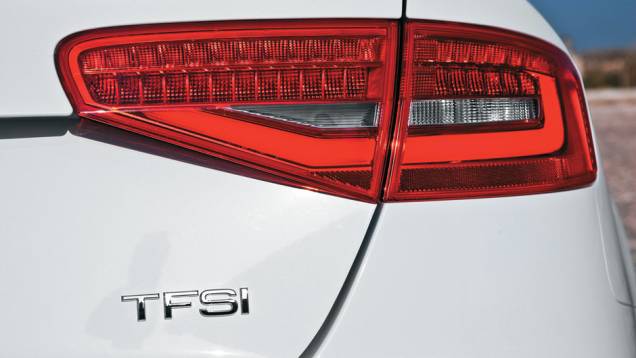 ... enquanto nas lanternas os mesmos leds são opcionais. | <a href="https://quatrorodas.abril.com.br/carros/impressoes/audi-a4-676515.shtml" rel="migration">Leia mais</a>