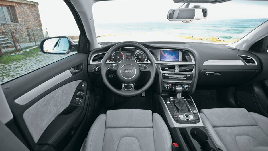 Na vers&atilde;o esportiva, o volante tem a base achatada. | <a href="https://quatrorodas.abril.com.br/carros/impressoes/audi-a4-676515.shtml" rel="migration">Leia mais</a>