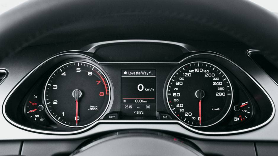 Novo quadro de instrumentos em forma de olhos. | <a href="https://quatrorodas.abril.com.br/carros/impressoes/audi-a4-676515.shtml" rel="migration">Leia mais</a>