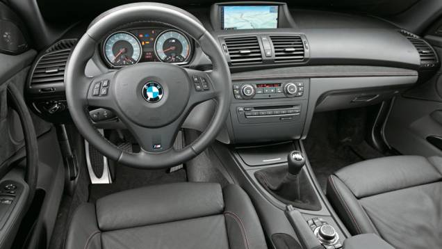 Interior simples dá o tom de esportividade. Alavanca de câmbio tem engates curtos Interior simples dá o tom de esportividade. Alavanca de câmbio tem engates curtos