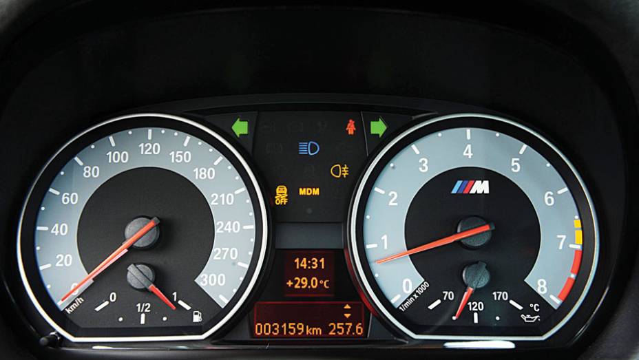 O velocímetro do BMW oferece melhor leitura