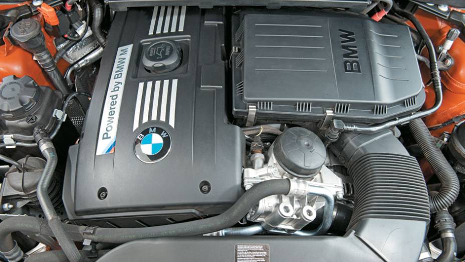 Motores dos rivais são bem distintos, mas ambos rendem 340 cv