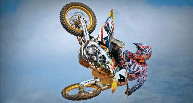 Ricky Carmichael, com Suzuki RMZ 450 quatro-tempos, salta pela Monster.