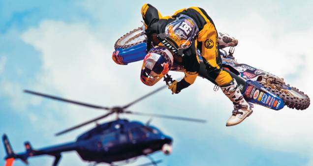 Maddison, em salto filmado de helicóptero, sempre de Yamaha YZ 250 dois-tempos.