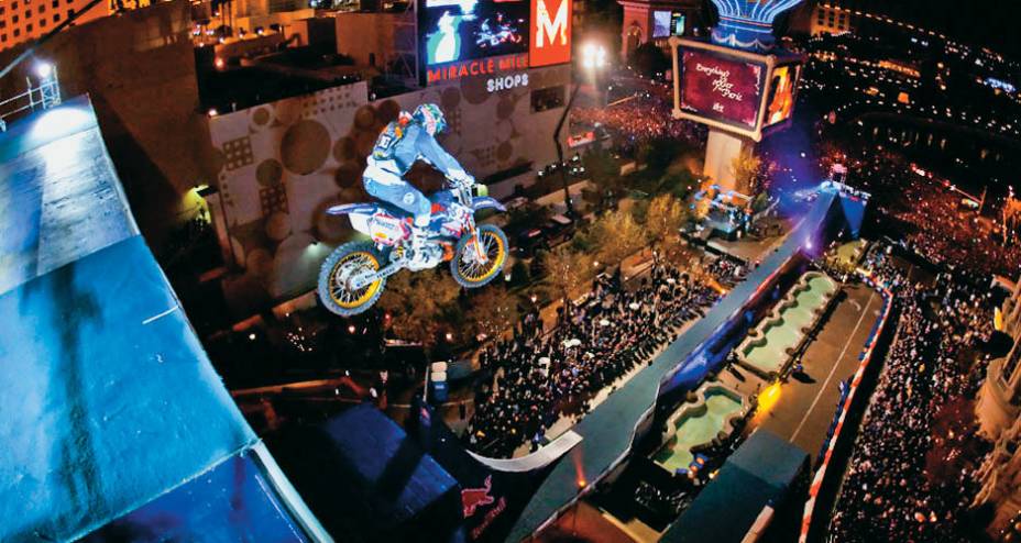 No réveillon de 2009, Maddison salta réplica do Arco do Triunfo, em Las Vegas.
