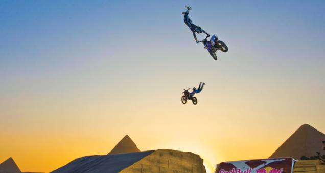 Dupla de pilotos salta perto das pirâmides do Egito. Dupla de pilotos salta perto das pirâmides do Egito.