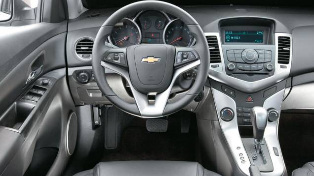 O volante é multifuncional e a iluminação é azul O volante é multifuncional e a iluminação é azul