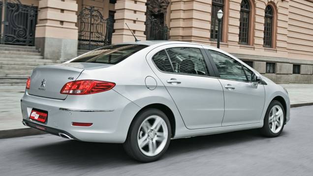 Vincos laterais dão a impressão de que a frente do 408 é rebaixada. | <a href="https://quatrorodas.abril.com.br/carros/testes/peugeot-408-griffe-thp-680675.shtml" rel="migration">Leia mais</a> Vincos laterais dão a impressão de que a frente do 408 é rebaixada. | <a href="https://quatrorodas.abril.com.br/carros/testes/peugeot-408-griffe-thp-680675.shtml" rel="migration">Leia mais</a>