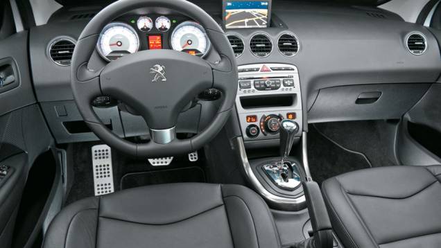 Câmbio automático, ar digital e GPS com tela motorizada: de série na versão Griffe. | <a href="https://quatrorodas.abril.com.br/carros/testes/peugeot-408-griffe-thp-680675.shtml" rel="migration">Leia mais</a> Câmbio automático, ar digital e GPS com tela motorizada: de série na versão Griffe. | <a href="https://quatrorodas.abril.com.br/carros/testes/peugeot-408-griffe-thp-680675.shtml" rel="migration">Leia mais</a>