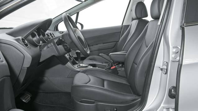 ...limpo e discreto da cabine. | <a href="https://quatrorodas.abril.com.br/carros/testes/peugeot-408-griffe-thp-680675.shtml" rel="migration">Leia mais</a> ...limpo e discreto da cabine. | <a href="https://quatrorodas.abril.com.br/carros/testes/peugeot-408-griffe-thp-680675.shtml" rel="migration">Leia mais</a>